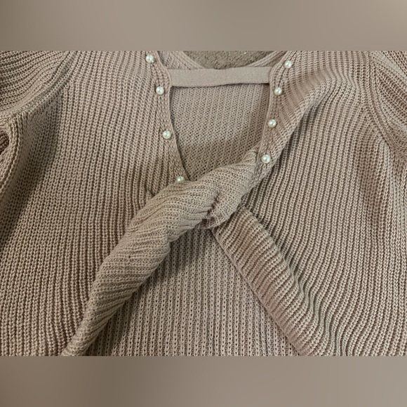 Alison Andrews Women’s Beige Pullover Sweater Twisted Back V-neck Pearls Size M - Picture 3 of 13